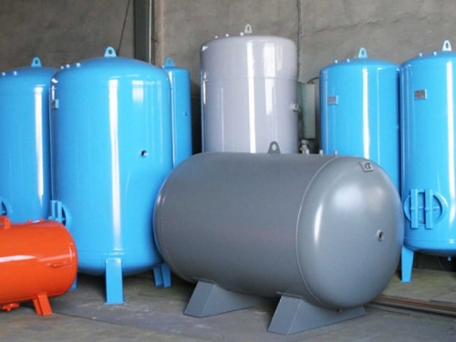 <p>Basınçlı tanklar, genellikle sıvı veya gaz depolamak için kullanılan kapalı ve basınçlı bir sistemdir. Bu tanklar, içerisinde depolanan sıvı ya da gazın basıncını koruyarak, belirli bir sıcaklık ve basınç altında tutarak güvenli bir şekilde depolanmasını sağlarlar.</p><p>Basınçlı tanklar, çelik veya alüminyum gibi dayanıklı malzemelerden imal edilirler. Bu tankların tasarımı, kullanım amaçlarına ve depolanan maddelere göre değişebilir. Basınçlı tanklar, dairesel veya dikdörtgen şekillerde tasarlanabilir ve farklı çap ve yüksekliklerde olabilir.</p><p>Basınçlı tankların kullanım alanları oldukça geniştir. Endüstriyel alanlarda sıkça kullanılan basınçlı tanklar, petrokimya, enerji, gıda, kimya, su arıtma, ilaç ve diğer sektörlerde kullanılır. Bu tanklar, sıvı ya da gaz gibi tehlikeli veya yüksek basınç altındaki maddelerin depolanmasında kullanılır. Bunun yanı sıra, su depolama tankları, yangın söndürme tankları ve hava depolama tankları gibi farklı amaçlarla da kullanılabilirler.</p><p>Basınçlı tankların güvenli kullanımı oldukça önemlidir. Bu nedenle, tasarım, imalat, kurulum ve bakım aşamalarında belirli standartlara uyulması gerekmektedir. Ayrıca, basınçlı tankların yüksek basınçlı gaz veya sıvıların depolanması için kullanıldığından, yangın, patlama ve diğer risklere karşı önlemler alınması gerekir.</p><p>Basınçlı tanklar sıvı veya gaz depolama alanında önemli bir yer tutarlar. Endüstriyel tesislerde yaygın olarak kullanılan basınçlı tanklar, özel ihtiyaçlara uygun olarak tasarlanabilir ve çeşitli amaçlarla kullanılabilirler. Ancak, basınçlı tankların güvenli bir şekilde kullanımı için standartlara uyulması ve risklerin önlenmesi gerekmektedir.</p>